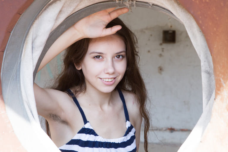 Девушка с волосатыми подмышками и киской