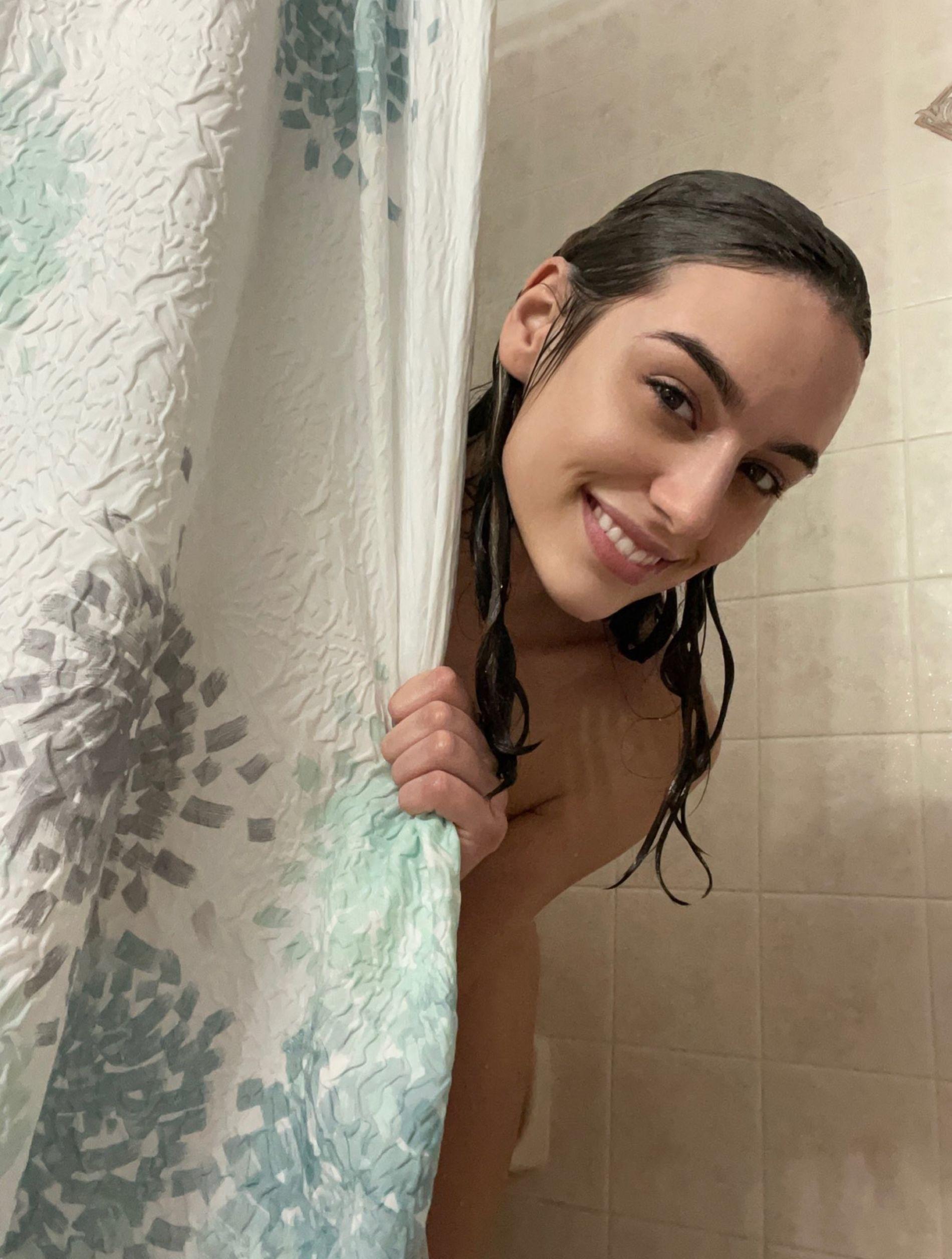 Шатенка дня: покажу свою киску