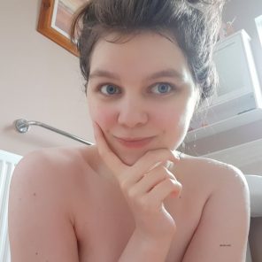 Шатенка дня: сладкие игры