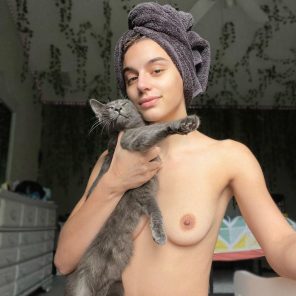 Шатенка дня: покажу свою киску